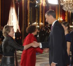 Sus Majestades los Reyes reciben el saludo de las exministras Ana Palacio y Cristina Alberdi