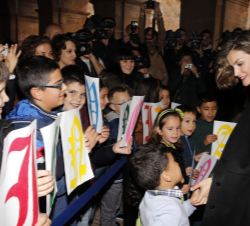 Doña Letizia, con un grupo de escolares a su llegada