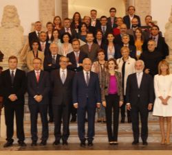 La Reina, con las autoridades asistentes y los participantes en el seminario