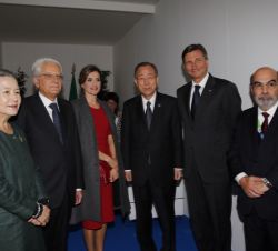 Su Majestad la Reina junto al presidente de la República Italiana, Sergio Matarella; el secretario general de las Naciones Unidas, Ban Ki-Moon, el pre