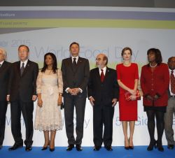 Su Majestad la Reina junto a las autoridades asistentes a la ceremonia del "Día Mundial de la Alimentación 2015", celebrado en Milán