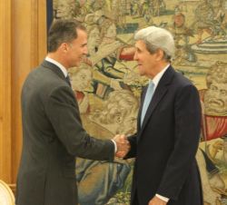 Su Majestad el Rey recibe el saludo del secretario de Estado de los Estados Unidos de América, John Kerry
