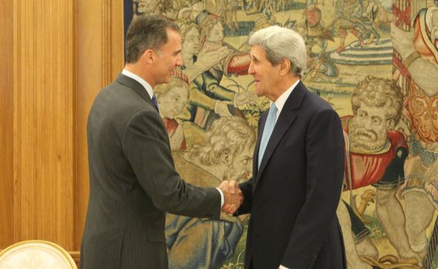 Su Majestad el Rey recibe el saludo del secretario de Estado de los Estados Unidos de América, John Kerry