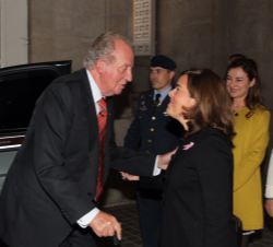 Don Juan Carlos es recibido a su llegada por la vicepresidenta del Gobierno y ministra de la Presidencia, Soraya Sáenz de Santamaría