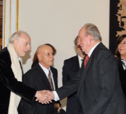 Su Majestad el Rey Don Juan Carlos recibe el saludo del pintor Eduardo Arroyo