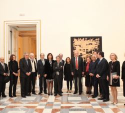 Don Juan Carlos, con las autoridades asistentes y algunos de los artistas autores de las obras que componen la muestra