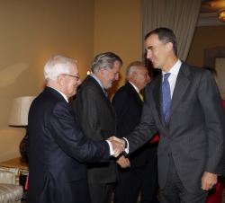 Don Felipe recibe el saludo del director del Instituto Cervantes, Víctor García de la Concha