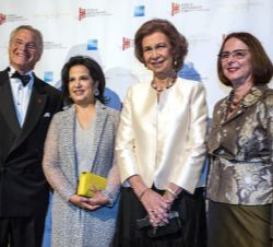Doña Sofía, el director de WMF, Christopher Ohstrom, la Jequesa Mai bint Mohammed Al Khalifa y la presidenta de WMF, Bonnie Burnham