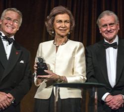Su Majestad la Reina Doña Sofía junto al director del World Monuments Fund, Christopher Ohstrom, y el cardiólogo español Valentín Fuster