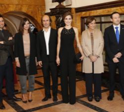 Doña Letizia, junto a la alcaldesa de Oviedo, el consejero de la Presidencia y Participación Ciudadana del Principado de Asturias, el músico Carlos Nú