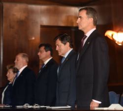 Su Majestad el Rey durante la interpretación del Himno Nacional, acompañado del presidente del Principado de Asturias, Javier Fernández