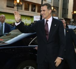Su Majestad el Rey saluda al público presente en las inmediaciones del Auditorio Palacio de Congresos "Príncipe de Felipe"