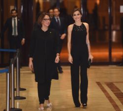 Doña Letizia, acompañada por la directora de la Fundación Princesa de Asturias, Teresa Sanjurjo, a su llegada al Auditorio Palacio de Congresos "