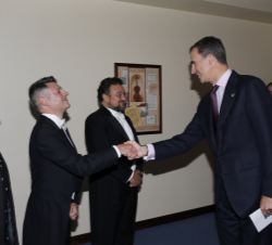 Don Felipe saluda a los interpretes de la obra Misa de Gloria en La Mayor, de Giacomo Puccini