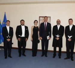 Fotografía de grupo de Sus Majestades los Reyes con los miembros del Coro de la Fundación Príncesa de Asturias