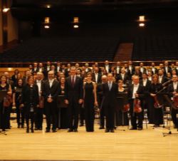 Sus Majestades los Reyes con la Orquesta Oviedo Filarmonía, a la conclusión del Concierto