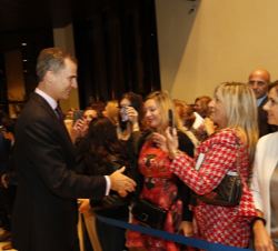 Don Felipe saluda al público presente en el Auditorio Palacio de Congresos "Príncipe Felipe"