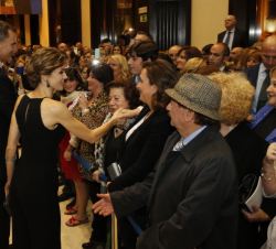 Don Felipe y Doña Letizia saludan a los ciudadanos que les esperaban a la salida del Concierto