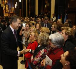 Su Majestad el Rey atendió a todos aquellos ciudadanos que quisieron saludarle