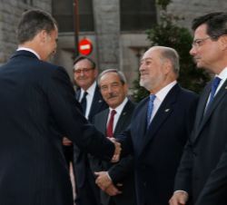 Don Felipe saluda a Gabino de Lorenzo, delegado del Gobierno en el Principado de Asturias