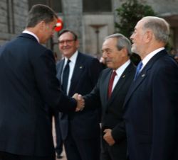Su Majestad el Rey recibe el saludo del alcalde de Oviedo, Wenceslao López