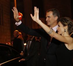 Sus Majestades los Reyes se despiden del público que les esperaba a su salida del Auditorio Palacio "Príncipe Felipe"