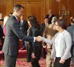 Los Reyes saludan a los galardonados con las Medallas de Asturias 2015