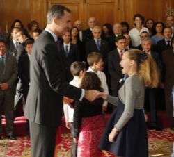 Don Felipe y Doña Letizia saludan a los galardonados con las Medallas de Asturias 2015