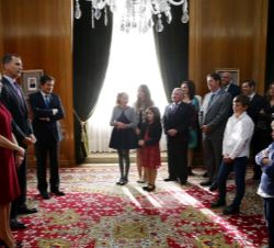 Don Felipe y Doña Letizia conversan con los galardonados con las Medallas de Asturias 2015