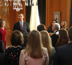 Don Felipe y Doña Letizia conversan con los ganadores de los Premios de Fin de Carrera y Fin de Grado de la Universidad de Oviedo