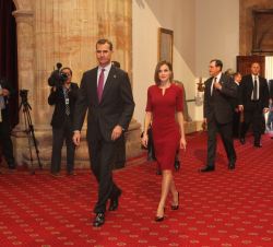 Los Reyes se dirigen al Salón Covadonga para reunirse con los Premios Princesa de Asturias 2015