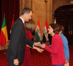 Su Majestad el Rey impone la insignia de la Fundación Princesa de Asturias a Esther Duflo, Premio Princesa de Asturias de Ciencias Sociales 2015