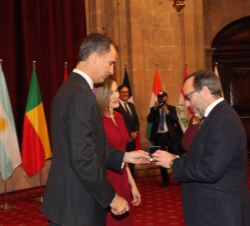 Su Majestad el Rey impone la insignia de la Fundación Princesa de Asturias a Jimmy Wales, fundador de Wikipedia, galardonada con el Premio Princesa de