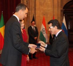 Su Majestad el Rey impone la insignia de la Fundación Princesa de Asturias a Jesús Etayo, superior general de la Orden Hospitalaria de San Juan de Dio