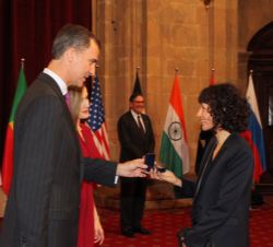 Su Majestad el Rey impone la insignia de la Fundación Princesa de Asturias a Emmanuelle Charpentier, Premio Princesa de Asturias de Investigación Cien