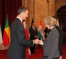 Su Majestad el Rey impone la insignia de la Fundación Princesa de Asturias a Jennifer Doudna, Premio Princesa de Asturias de Investigación Científica 