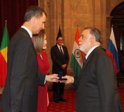 Su Majestad el Rey impone la insignia de la Fundación Princesa de Asturias a Francis Ford Coppola, Premio Princesa de Asturias de las Artes 2015