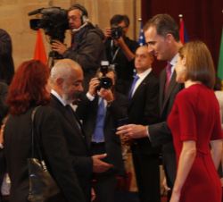 Su Majestad el Rey impone la insignia de la Fundación Princesa de Asturias a Leonardo Padura, Premio Princesa de Asturias de las Letras 2015