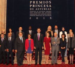 Los Reyes, con los Premios Príncesa de Asturias 2015