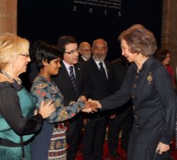 Su Majestad la Reina Doña Sofía saluda a Marina Aliva Miranda, que acompañaba al superior de la Orden Hospitalaria de San Juan de Dios