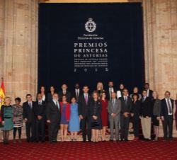Sus Majestades los Reyes y Su Majestad la Reina Doña Sofía, con los premiados y sus allegados