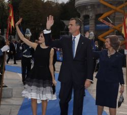 Sus Majestades los Reyes y Su Majestad la Reina Sofía saludan a los numerosos ciudadanos que acudieron a recibirles