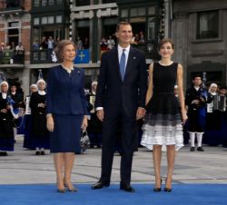 Sus Majestades los Reyes y Su Majestad la Reina Sofía, a su llegada al Teatro Campoamor