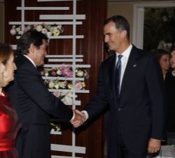 Don Felipe recibe el saludo del presidente del Principado de Asturias, Javier Fernández
