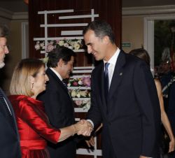 Su Majestad el Rey recibe el saludo de la ministra de Fomento, Ana Pastor
