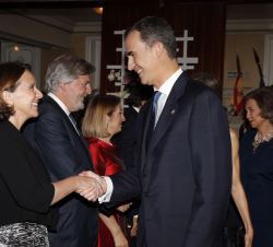 Don Felipe recibe el saludo de la directora de la Fundación Princesa de Asturias, Teresa Sanjurjo