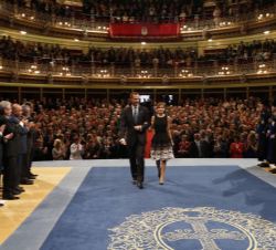 Vista general del teatro mientras los Reyes se dirigen a la mesa presidencial