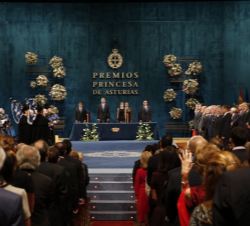Vista general del teatro durante la interpretación del Himno Nacional