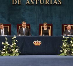 Los Reyes, el presidente del Principado de Asturias y el presidente de la Fundación Princesa de Asturias, en la mesa presidencial