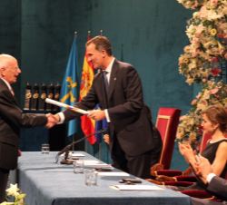 Su Majestad el Rey entrega el Premio Princesa de Asturias de Comunicación y Humanidades 2015 a Emilio Lledó